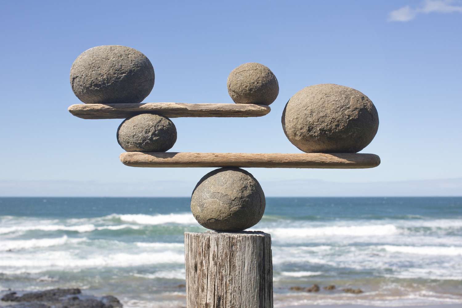 Des pierres représentant une balance en équilibre précaire